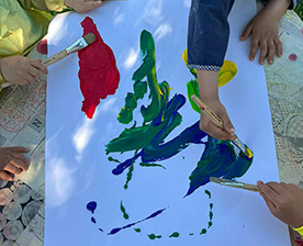 Enfants faisant de la peinture